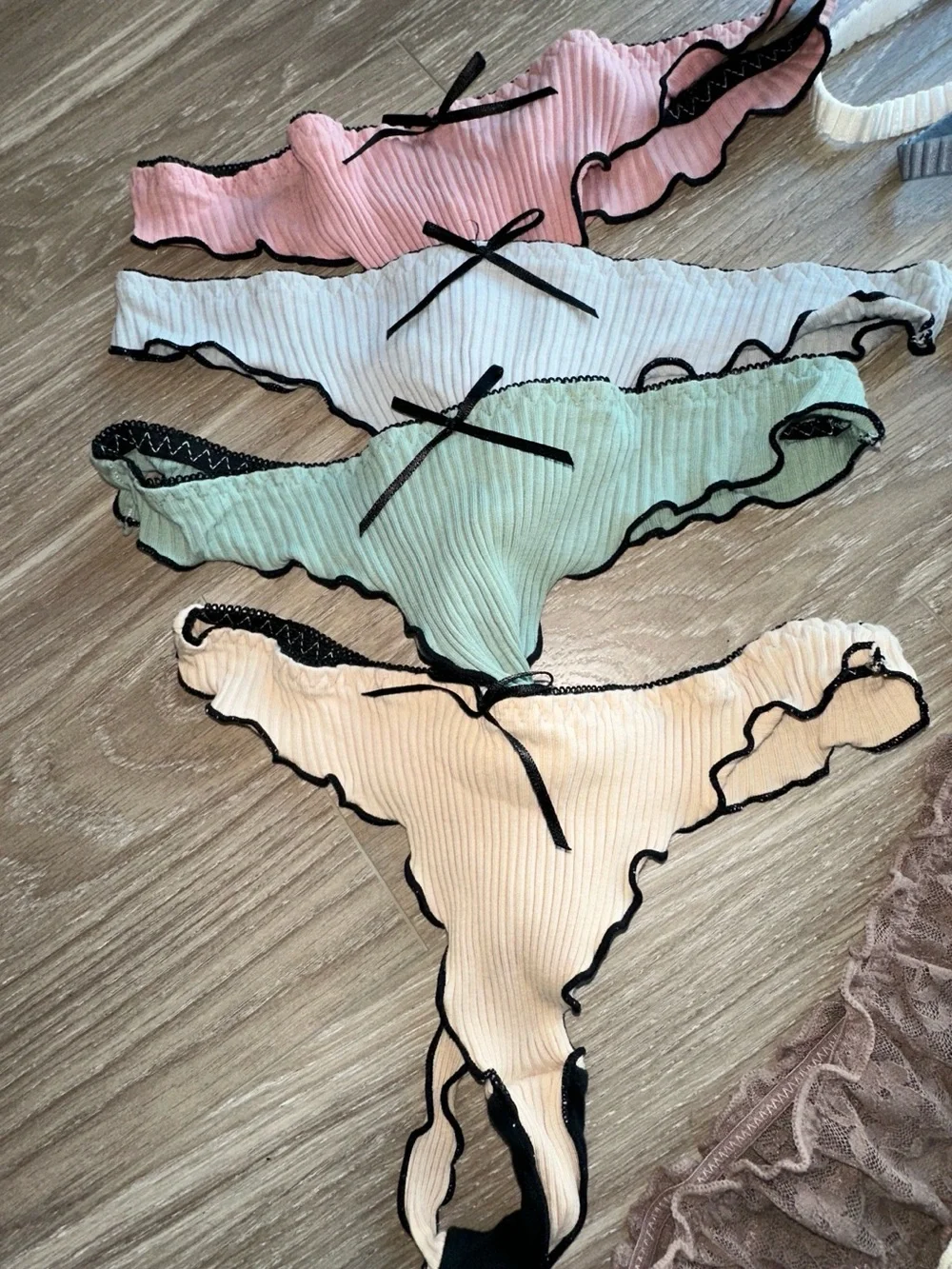 Thongs! - Picture 9 of 14